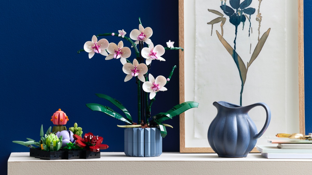 The details in LEGO 10311 Orchid extend to the exclusive Demogorgon print