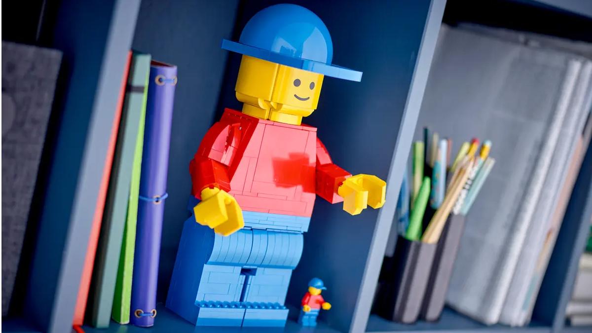 LEGO 40649 Up-Scaled LEGO Minifigure gets a festive makeover