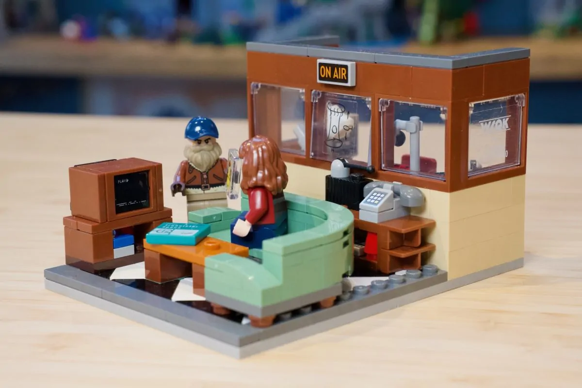 LEGO Stranger Things 40891 WSQK The Squawk Radio Station review 3 1200x800