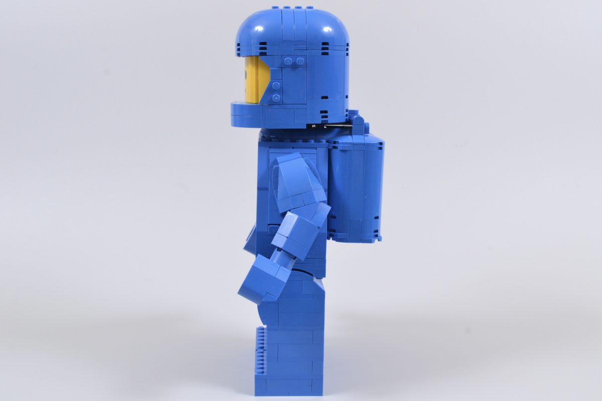 LEGO 40921 Up Scaled Blue Astronaut Minifigure 6 1200x800