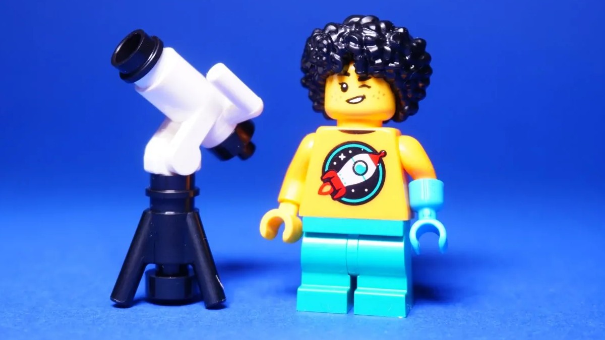 How have LEGO minifigure prosthetics evolved up to 71048 Series 27?