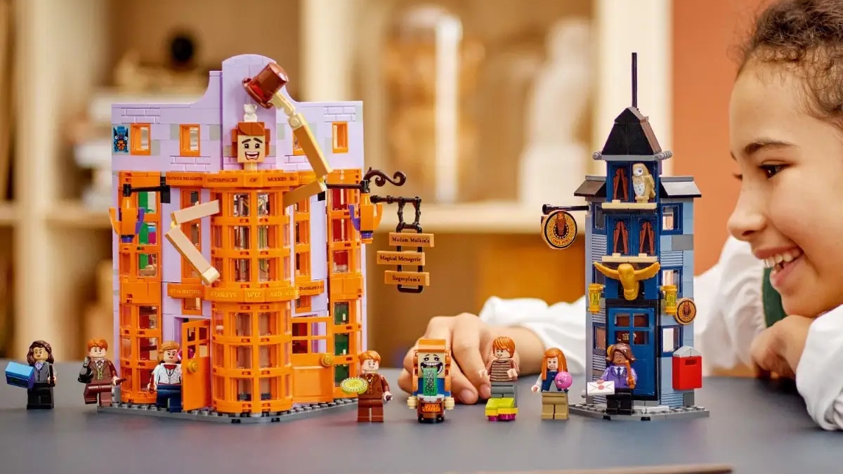 LEGO Harry Potter 76422 Diagon Alley: Weasleys’ Wizard Wheezes revealed