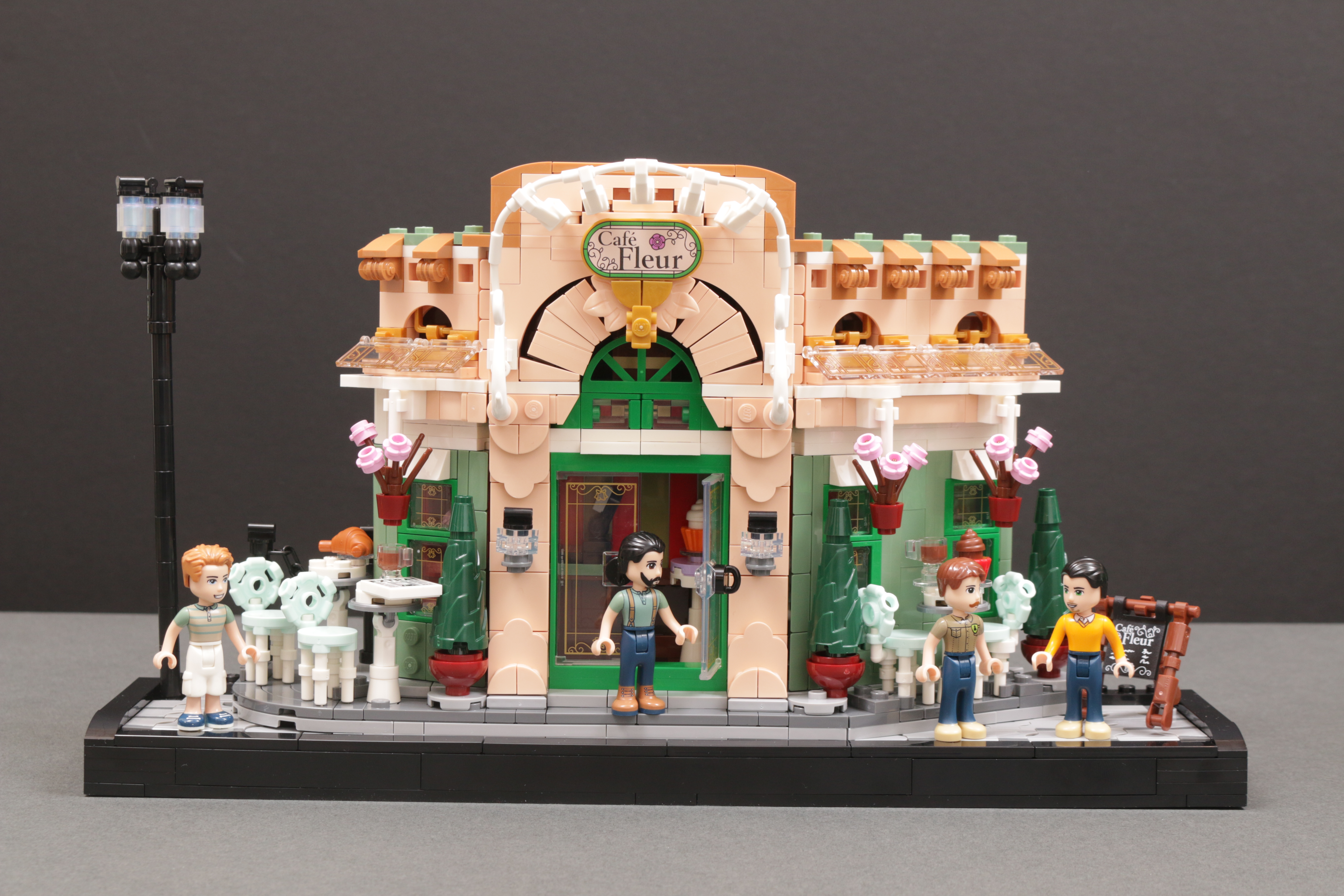LEGO Icons 10362 French Cafe with Mini dolls 1