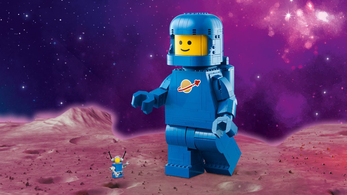 LEGO 40921 Up Scaled Blue Astronaut Minifigure 17 1200x675