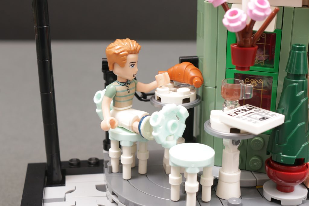 LEGO Icons 10362 French Cafe with Mini dolls 7 1024x683