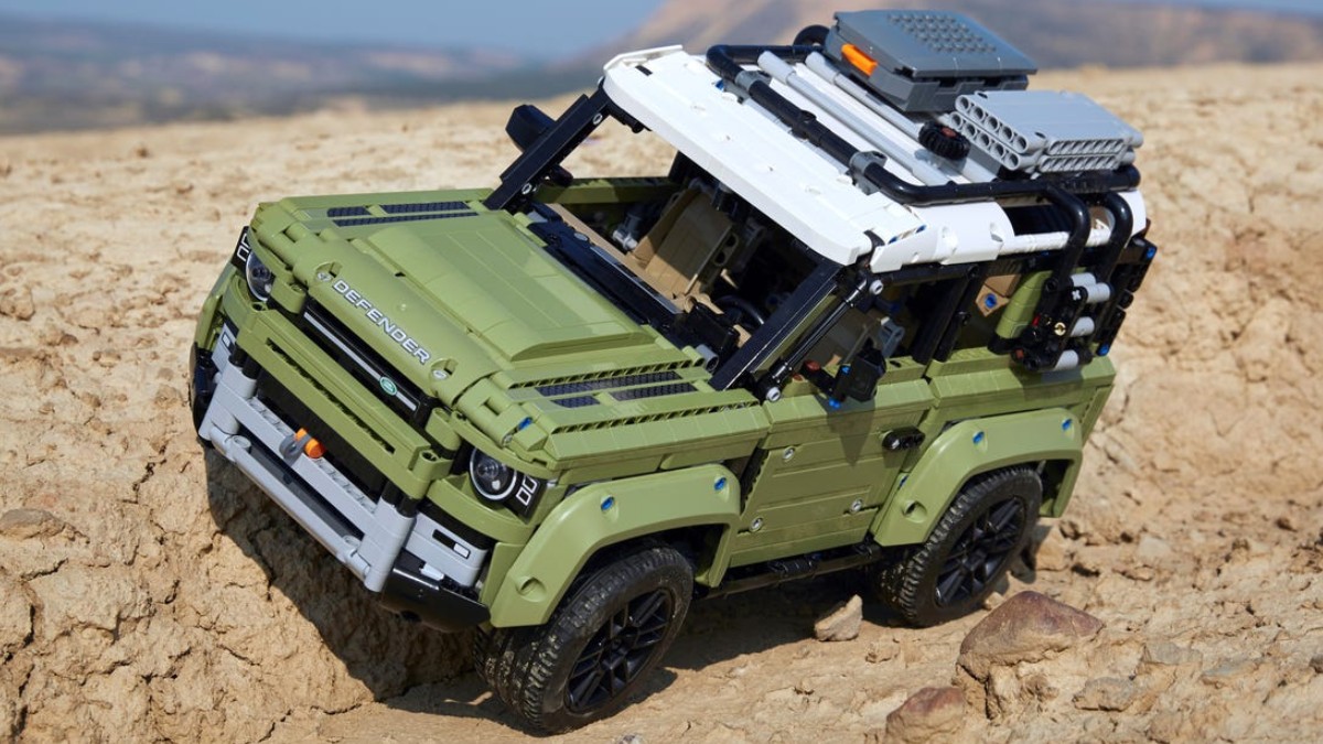 Save 31% on 42110 Land Rover Defender at Zavvi
