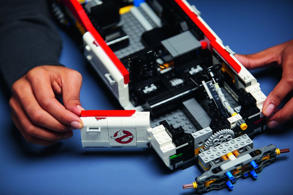 LEGO Ghostbusters 10274 ECTO 1 24