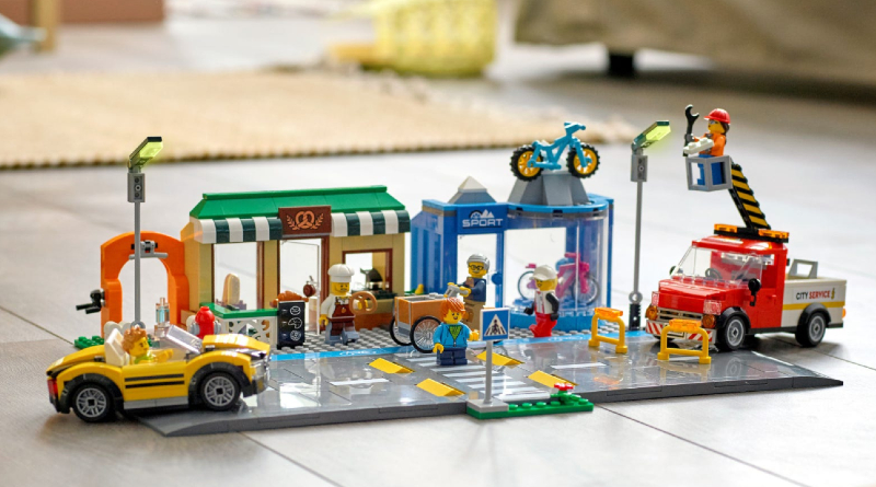 First look at LEGO CITY 60306 Shopping Street