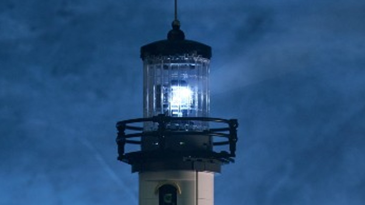 WATCH: LEGO Ideas 21335 Motorised Lighthouse’s lens is a gamechanger