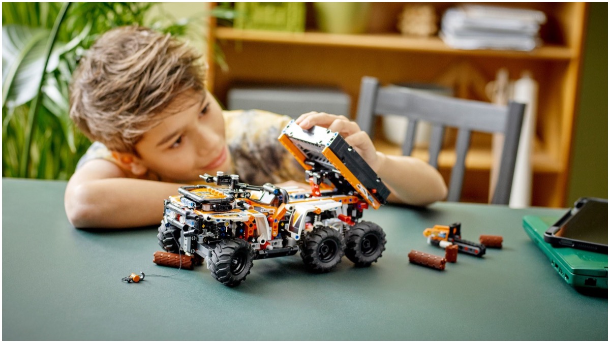 LEGO Technic 2022 box art includes subtle (and possibly deliberate?) error