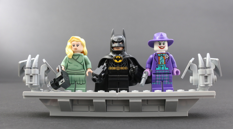 LEGO Batman 76139 1989 Batmobile minifigure spotlight
