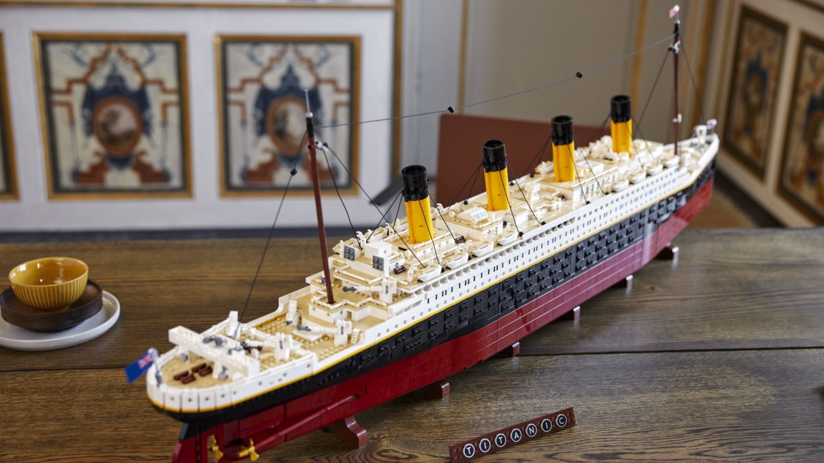 VIDEO: LEGO 10294 Titanic is a disaster waiting to happen