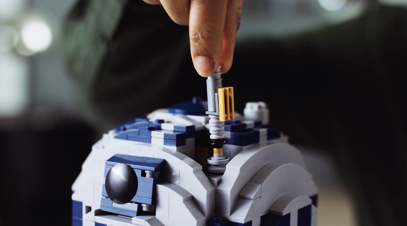 LEGO Star Wars 75308 R2 D2 lightsaber featured