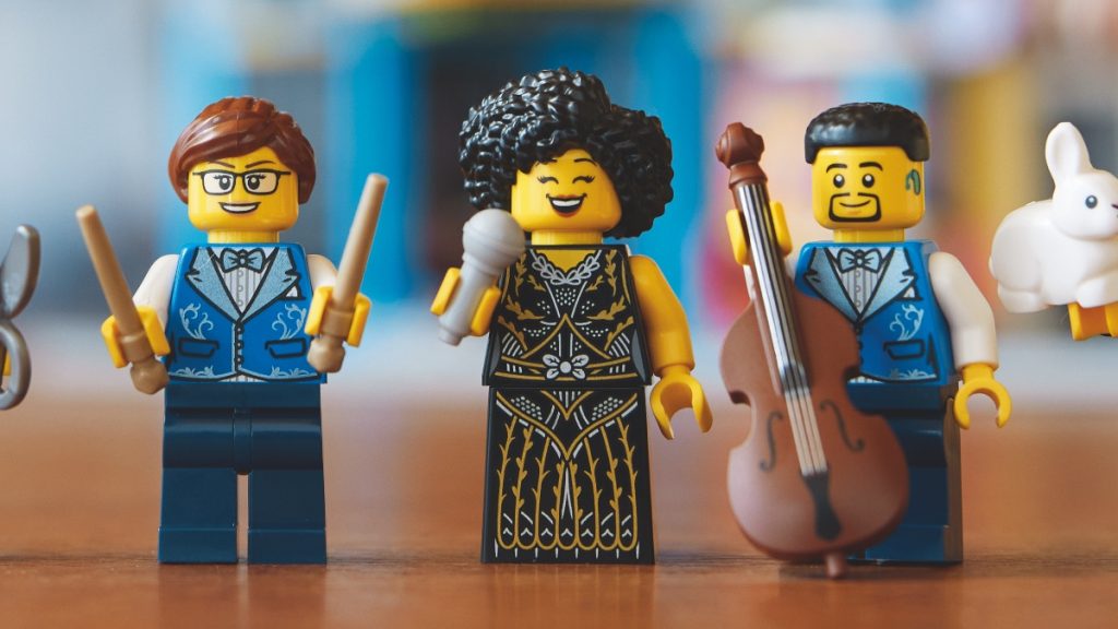 LEGO Icons 10312 Jazz Club musicians featured 1024x576