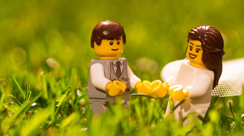 Wedding photographer shoots LEGO ceremony while in lockdown