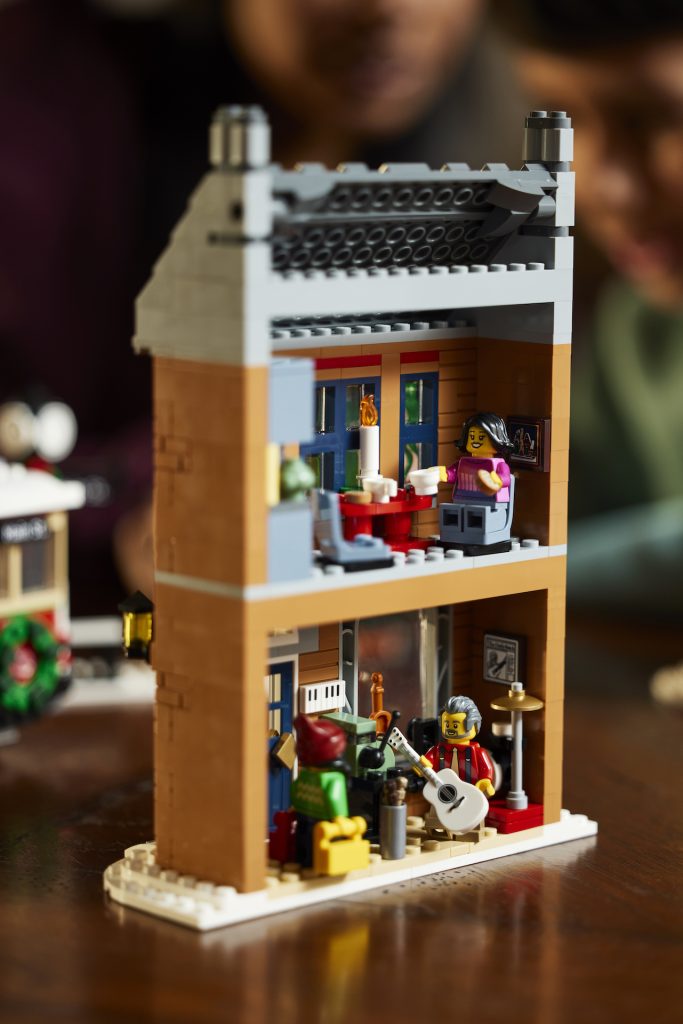 LEGO Winter Village 10308 Holiday Main Street 14 683x1024