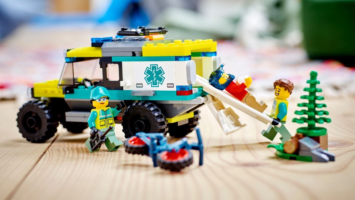 LEGO City 40582 4x4 Off Road Ambulance Rescue lifestyle featured