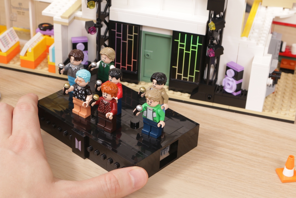 LEGO Ideas 21339 BTS Dynamite Bangtan Boys Jin Suga j hope RM Jimin V Jung Kook review 11 1024x683