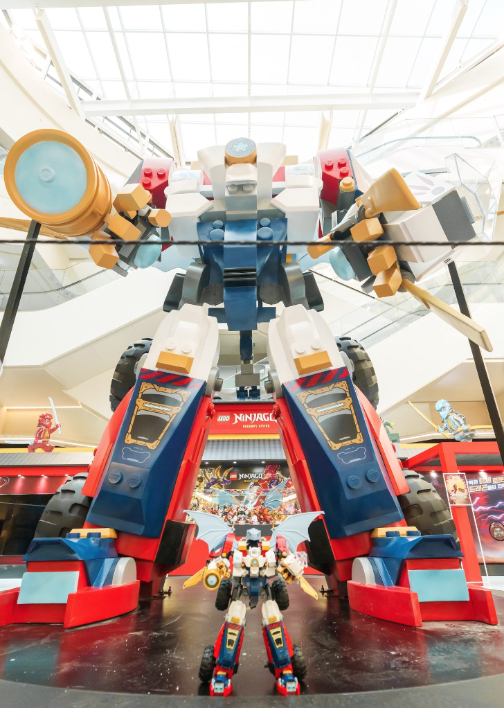 Giant sized LEGO NINJAGO Ultra Combiner Mech 2