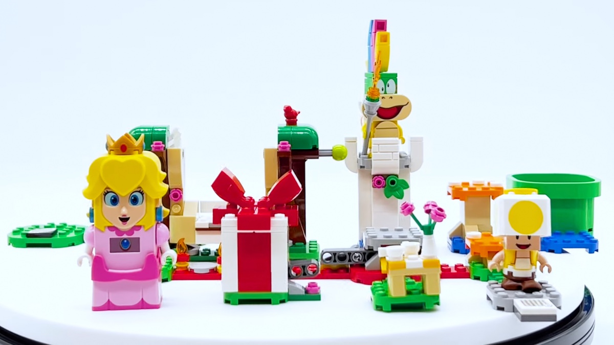 First look at LEGO Super Mario 71403 Adventures with Peach Starter Course