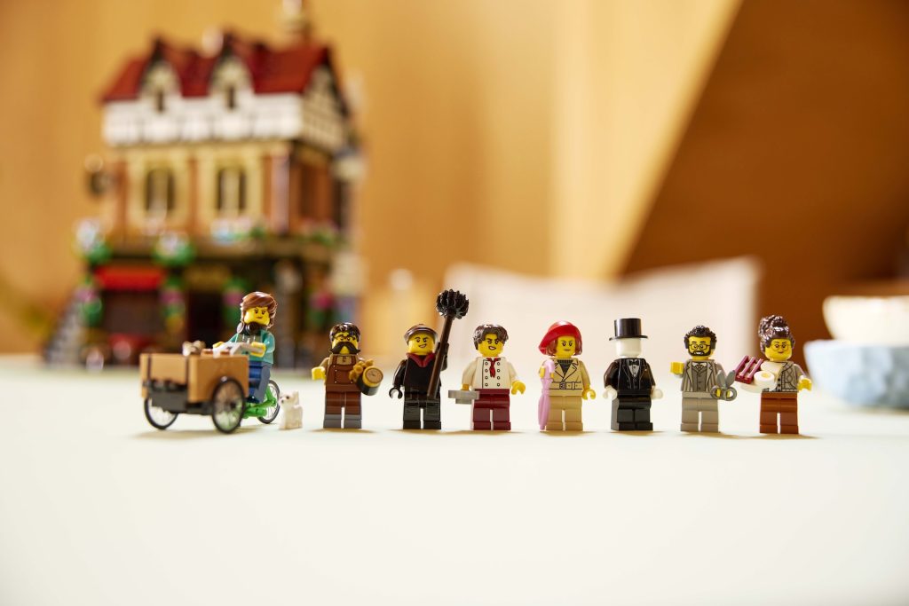 LEGO Icons 10350 Tudor Corner 15 1024x683
