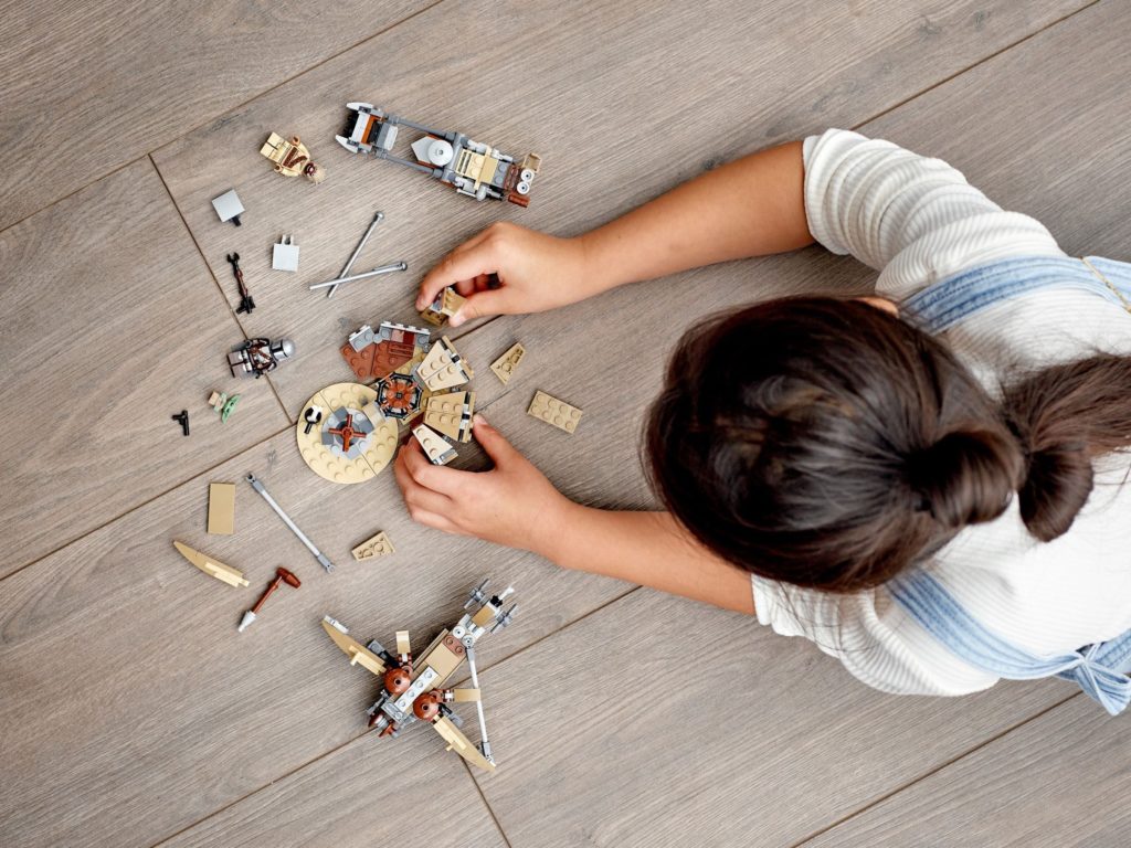 LEGO Star Wars 75299 Trouble on Tatooine 2