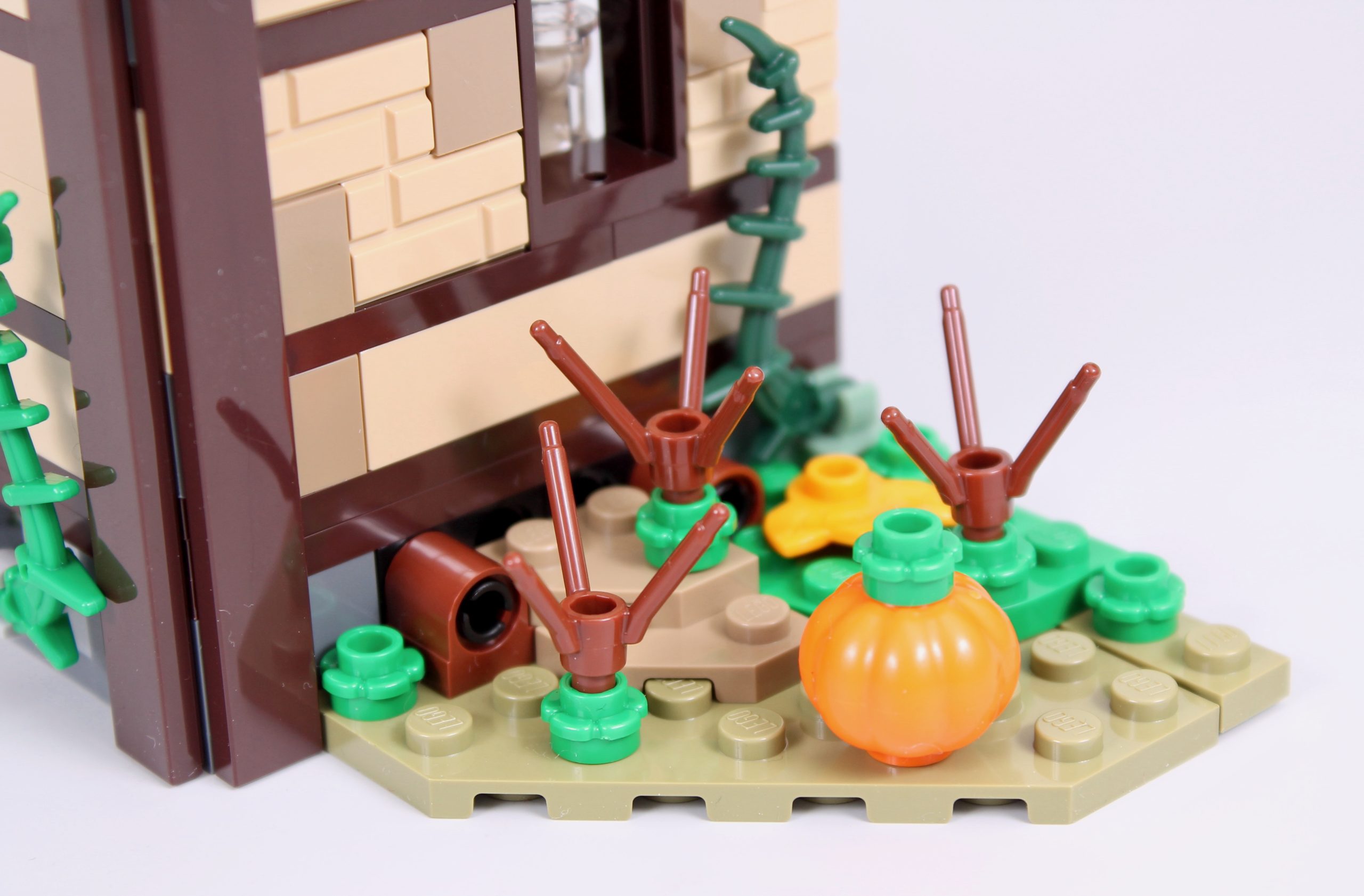 LEGO Ideas 21341 Disney Hocus Pocus The Sanderson Sisters Cottage review 42 scaled
