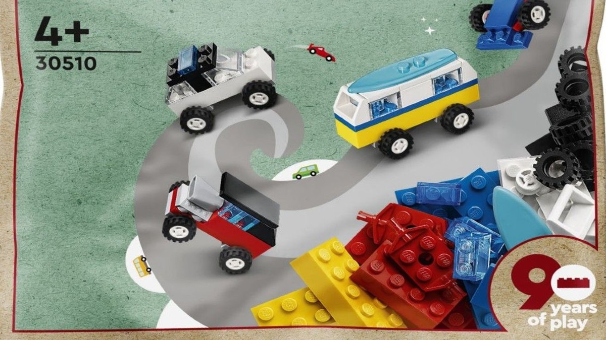 New 2022 LEGO polybags include 11021 90 Years of Play expansion