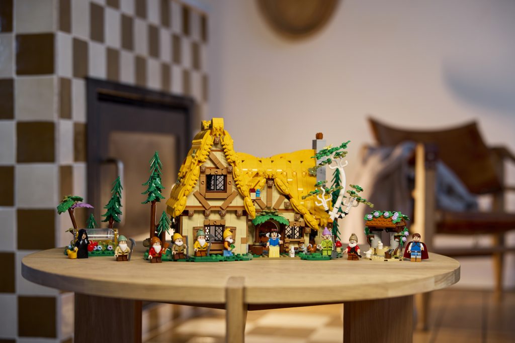 LEGO Disney 43242 Snow White and the Seven Dwarfs Cottage 14 1024x683