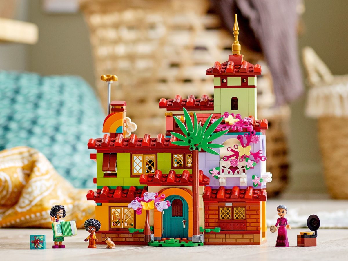 LEGO Disney 43202 The Madrigal House 5