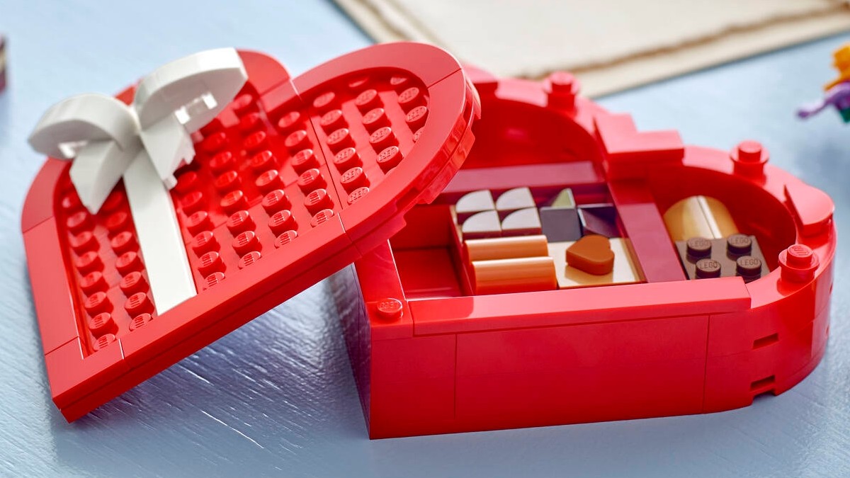 Last chance for free returning LEGO Valentine's Day set