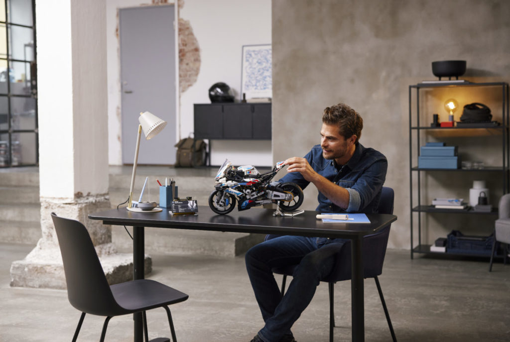 LEGO Technic 42130 BMW M 1000 RR 21 1024x687