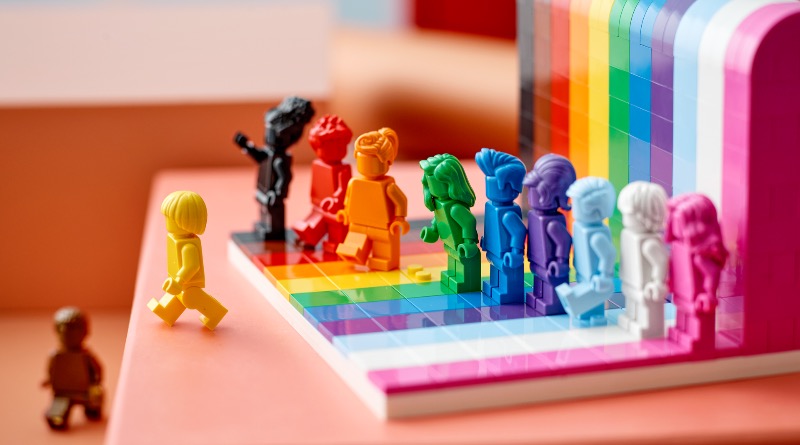 Matthew Ashton introduces LEGO 40516 Everyone is Awesome in designer video