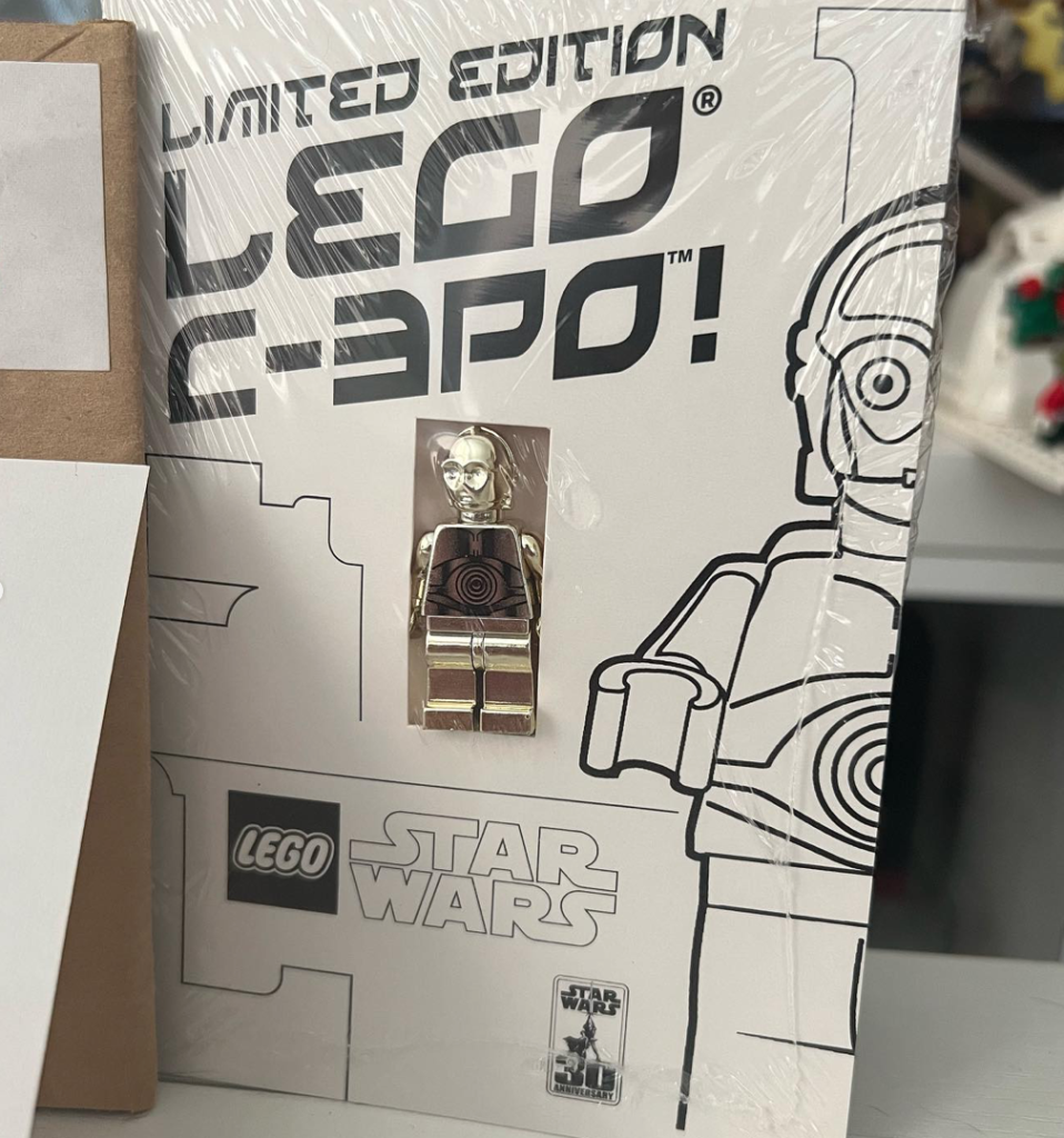 LEGO Star Wars metallic gold C 3PO minifigure 958x1024