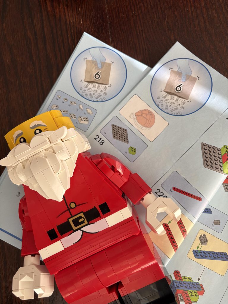 REDDIT LEGO 40820 Up Scaled Santa Minifigure torso printing 768x1024