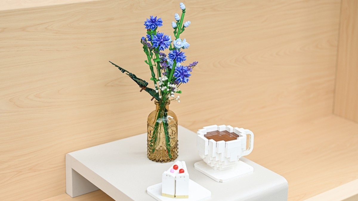Limited-time LEGO Botanical Collection café open now