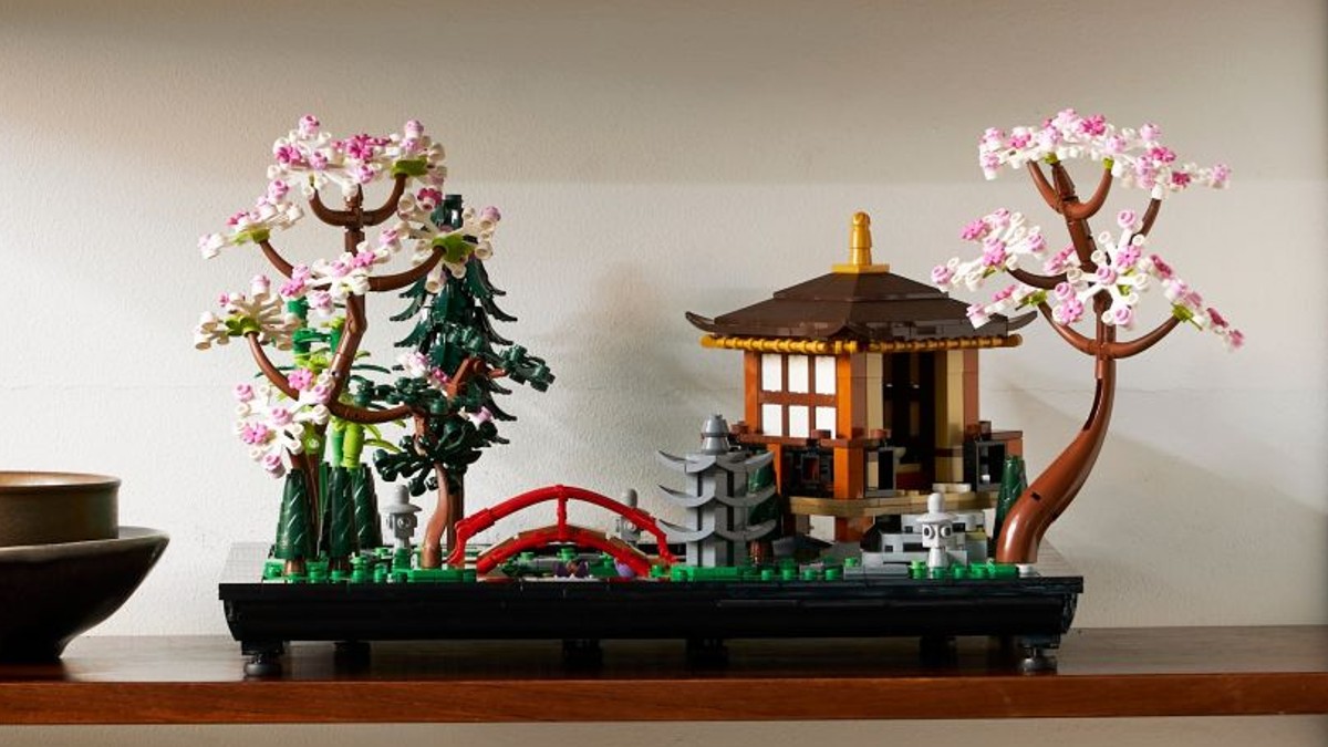 Relax with the new August LEGO Icons sets 