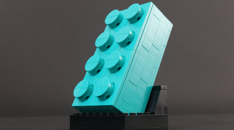 VIP Weekend LEGO 5006291 2×4 Teal Brick review