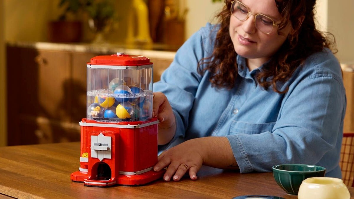 See LEGO Ideas 21358 Minifigure Vending Machine in action