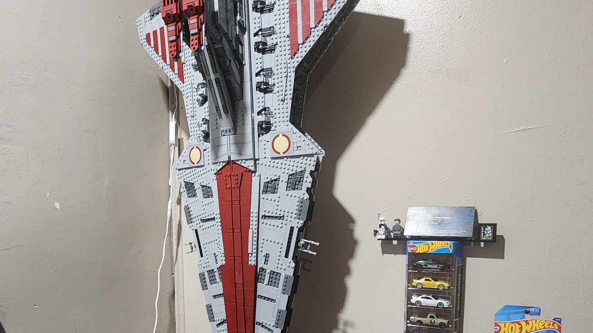 The most daring way to display LEGO Star Wars 75367 Venator