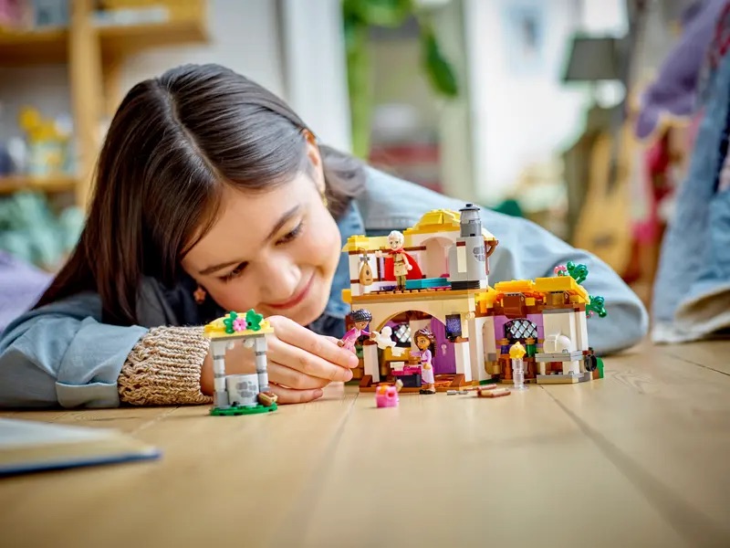 LEGO Disney 43231 Ashas Cottage Lifestyle